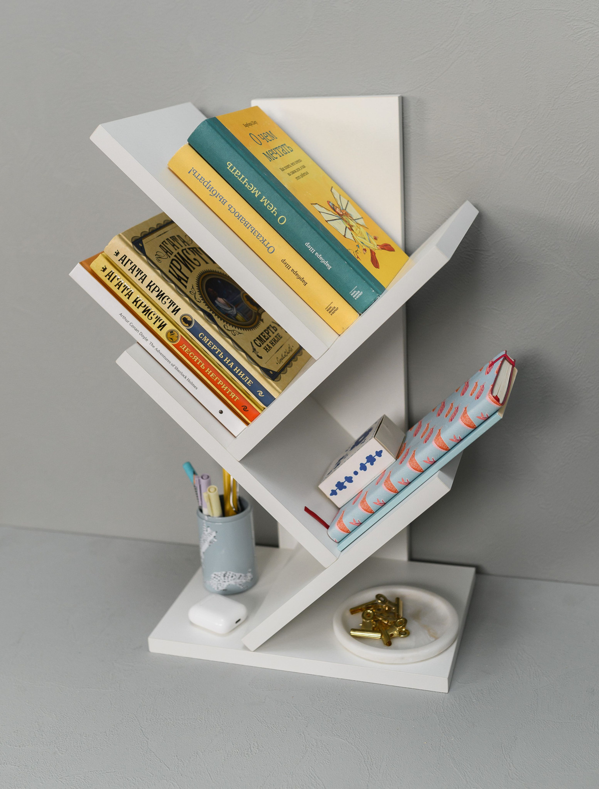 Shelf with books and planners supporting the guides editorial theme from Praxylonkrax